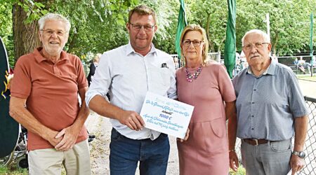 beheerder dierenweide ontvangt cheque van wijkraad katwijk aan den rijn