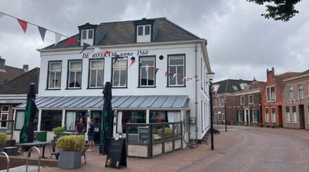 vlaggetjes in de Rijnstraat