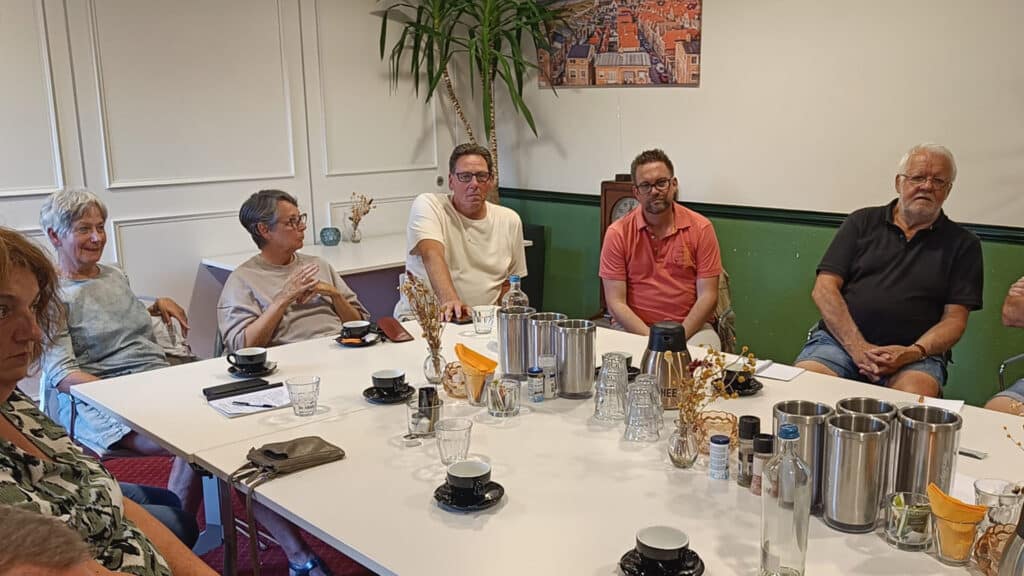 Leden van de Wijkraad en bewoners met elkaar in gesprek tijdens het eerste Klankbordgroepoverleg.