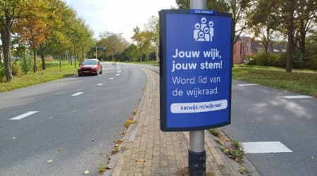Een campagnebord langs de kant van de weg