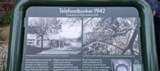 Wijkraadslid Cor de Mooij onthult informatiebord bij verborgen telefoonbunker