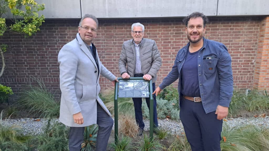 Van links naar rechts: wethouder Jacco Knape, wijkraadslid Cor de Mooij en bewoner Robert Varkevisser