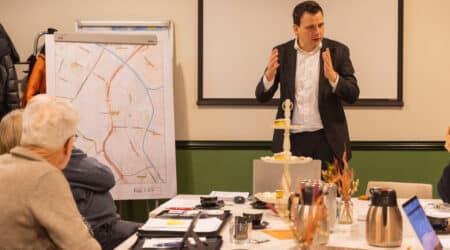 Gerard Mostert is op bezoek bij de Wijkraad om wat onderwerpen toe te lichten.