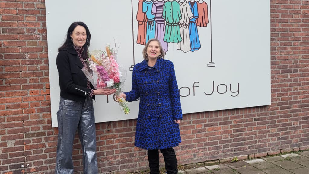 Tineke Berkeij van Wijkraad Katwijk aan den Rijn overhandigt een boeket aan Joyce
