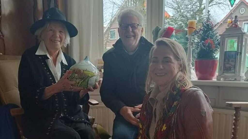 Wijkraadsleden Cor de Mooij en Silvia van Duijvenvoorde (rechts) samen met kunstenares Riet van der Vijver