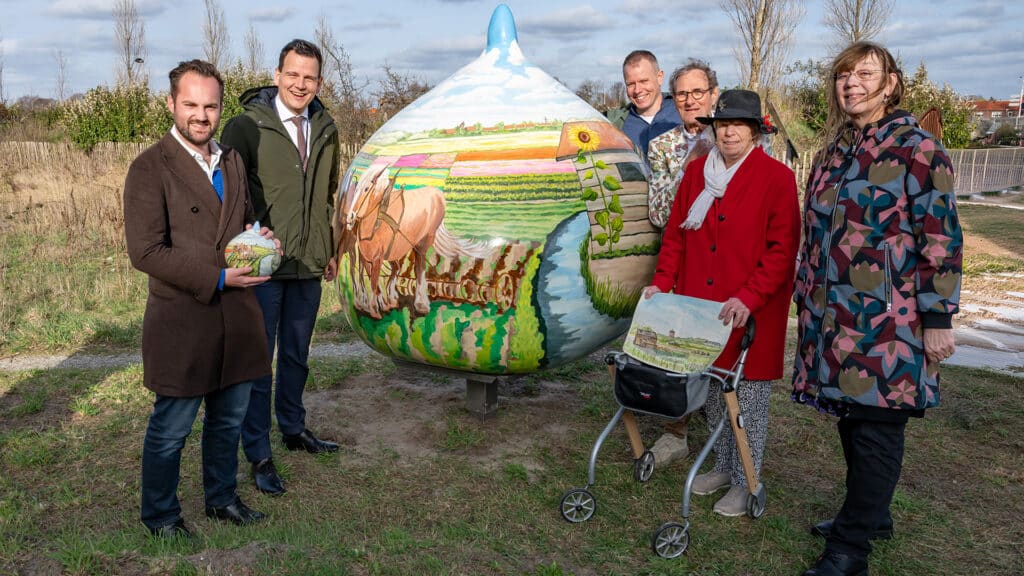 Links wethouder Sonny Spek en wethouder Gerard Mostert, rechts in het rood kunstenares Riet van der Vijver.