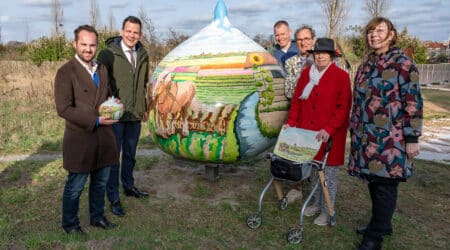 Links wethouder Sonny Spek en wethouder Gerard Mostert, rechts in het rood kunstenares Riet van der Vijver
