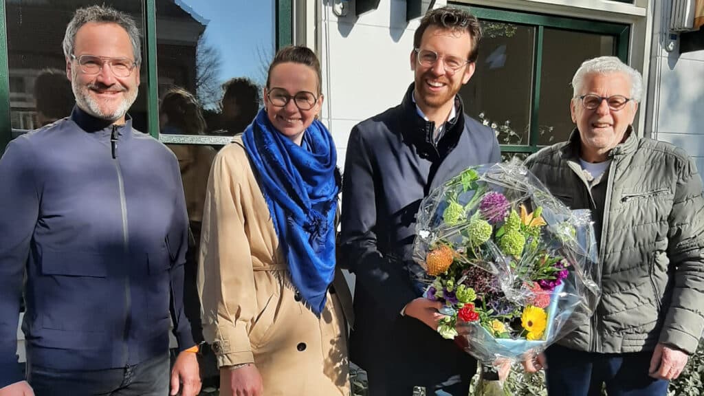 In het midden de burgemeester met zijn vrouw, links voorzitter Huig van Duijvenvoorde en rechts wijkraadslid Cor de Mooij