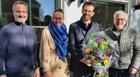 In het midden de burgemeester met zijn vrouw, links voorzitter Huig van Duijvenvoorde en rechts wijkraadslid Cor de Mooij